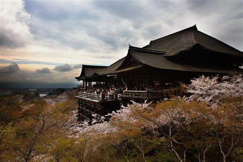  Templo Kiyomizu: Một Kiệt Tác Kiến Trúc Mạnh Mẽ Và Phong Cảnh Thiên Nhiên ngoạn mục